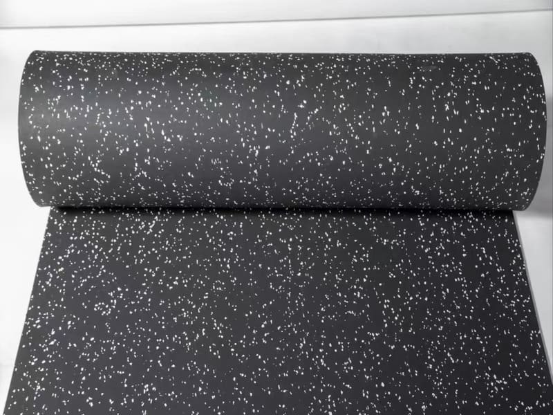 Trójboista siłowy pewnie przygotowujący się do ciężkiego przysiadu na stabilnej gumowej podłodze